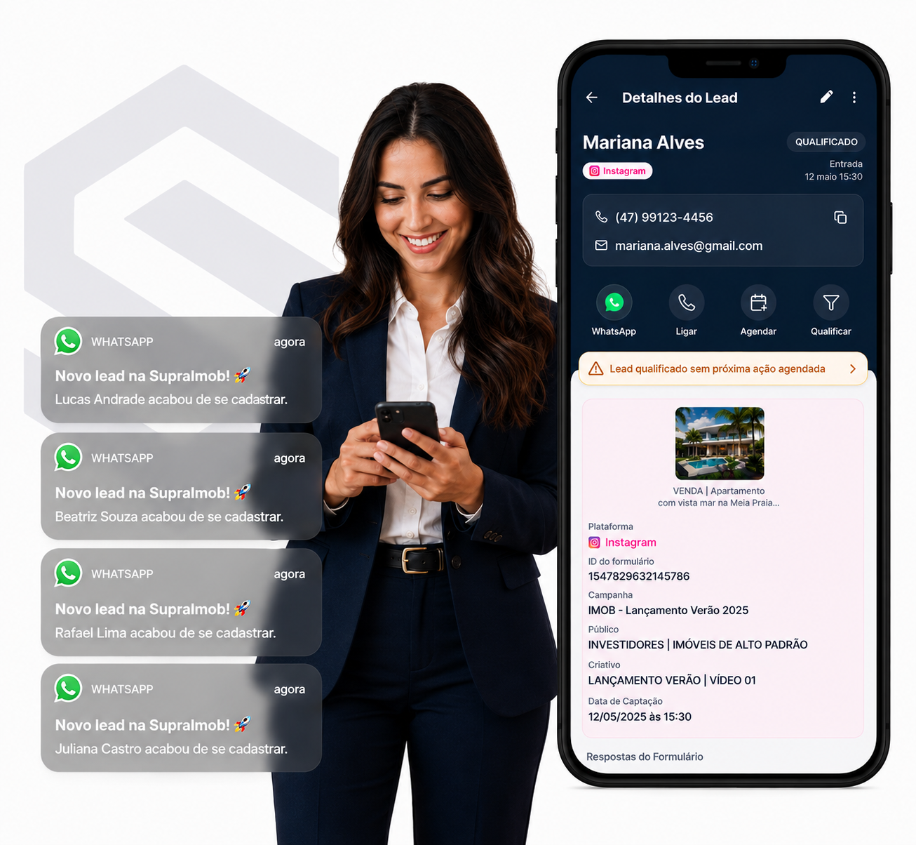 Corretora acompanhando notificações de novos leads no WhatsApp e os detalhes do lead no app da SupraImob